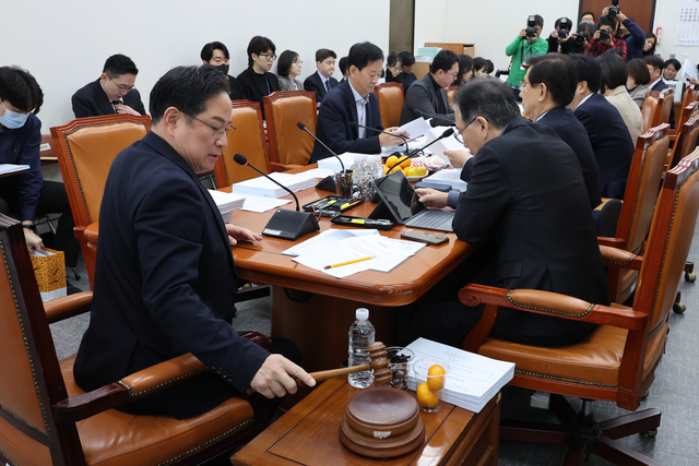 국회 기획재정위원회 조세소위 위원장을 맡고 있는 박수영 국민의힘 의원이 24일 서울 여의도 국회에서 열린 조세소위에서 의사봉을 두드리고 있다. [연합뉴스]