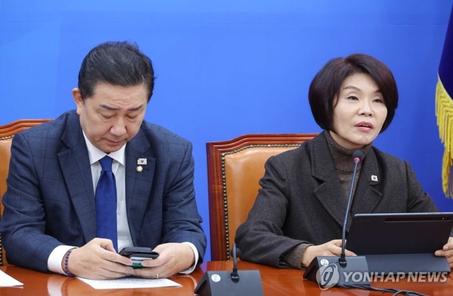 한정애(오른쪽) 더불어민주당 정책위의장이 25일 서울 여의도 국회에서 열린 원내대책회의에서 발언하고 있다. 왼쪽은 김병기 원내대표. [연합뉴스]