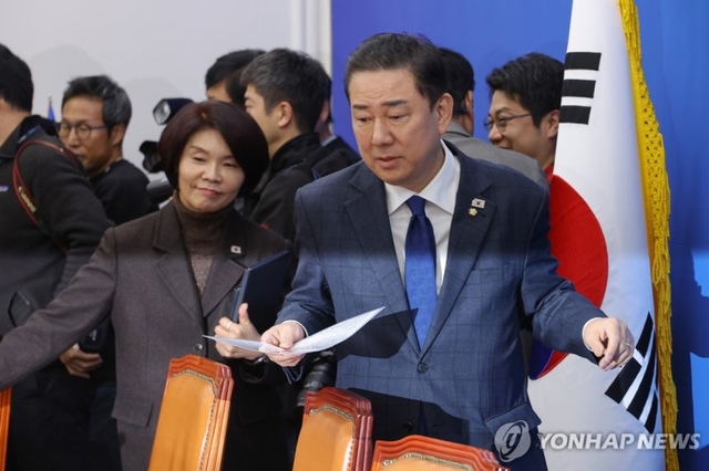 김병기(오른쪽) 더불어민주당 원내대표와 한정애 정책위의장이 25일 서울 여의도 국회에서 열린 원내대책회의에 입장하고 있다. [연합뉴스]