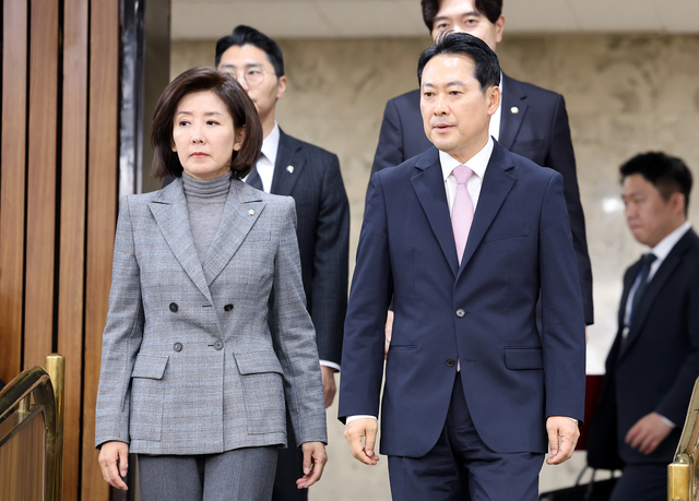 국민의힘 장동혁(오른쪽) 당대표와 나경원(왼쪽) 의원이 24일 국회 본청에서 열린 대장동 범죄수익환수 특별법 제정을 위한 긴급 토론회에 참석하고 있다.<연합뉴스 사진>