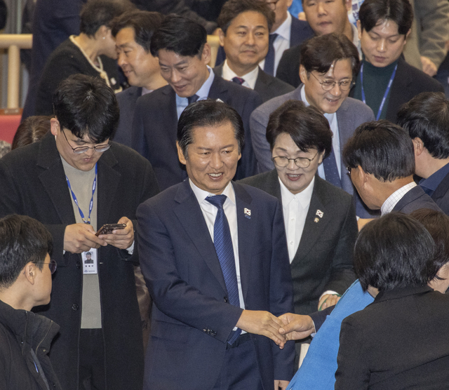 정청래 더불어민주당 대표가 25일 국회 의원회관에서 열린 민주당 서울시당 '천만의 꿈 경청단' 출범식에 입장하고 있다. [연합뉴스]
