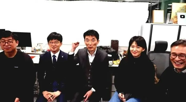 이하상(왼쪽 세번째)·권우현(두번째) 변호사 등 김용현 전 국방부 장관 변호인들이 19일 밤 유튜브 채널 ‘진격의 변호사들’에 출연해 이진관 부장판사를 향한 욕설과 막말을 이어가고 있다. [유튜브 채널 캡처]