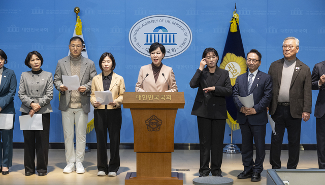 전현희 더불어민주당 3대특검종합대응특별위원회 위원장과 소속 의원들이 26일 국회에서 오세훈 서울시장의 여론조사 대납의혹 특검 수사와 관련한 규탄회견을 하고 있다. [연합뉴스]