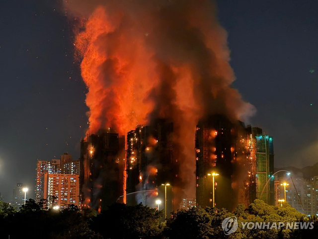 26일(현지시간) 홍콩의 한 아파트 단지에서 대형 화재가 발생해 소방관 1명을 포함해 최소 44명이 숨지고 279명이 실종됐다. 사진은 화재가 발생한 웡 푹 코트'(Wang Fuk Court) 아파트 모습.