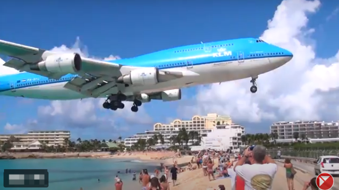 [양호연의 보딩패스] 바닷가 들썩, 비행기 스친다 - 뉴스 썸네일 이미지