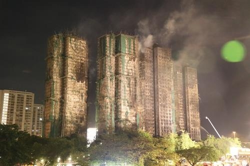 화재 연기가 피어오르는 홍콩 고층 아파트 단지 ‘웡 푹 코트’. [연합뉴스]