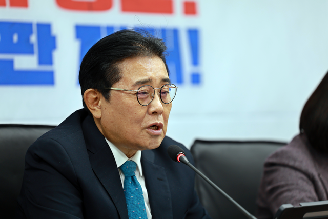 전병헌 새미래민주당 대표가 지난 11월 26일 서울 여의도 새민주 당사에서 최고위원회의를 열고 모두발언을 하고 있다.<새미래민주당 제공 사진>