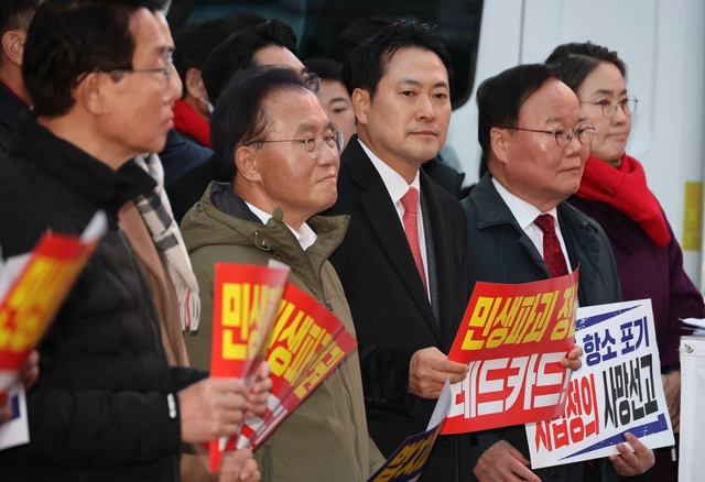 장동혁(오른쪽 세번째) 국민의힘 당대표가 28일 대구 중구 동성로에서 열린 민생회복 법치수호 국민대회에 참석해 손팻말을 들고 있다.<연합뉴스 사진>