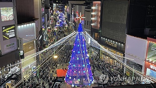 부산 중구는 다음 달 14일까지 광복로 일대에서 ‘2023 광복로 겨울빛 트리 축제’를 연다고 11일 밝혔다. 사진은 축제 열린 광복로 일대. 연합뉴스