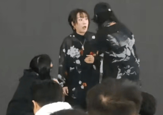 日 가수 상하이 행사서 노래 부르던 중 강제로 퇴장당해 | 디지털타임스