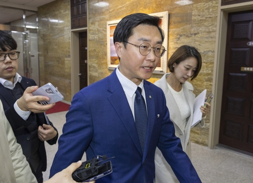 더불어민주당 장경태 의원이 27일 국회에서 취재진 질문을 받으며 이동하고 있다. 서울경찰청 여성청소년범죄수사계는 한 여성이 장 의원을 준강제추행 혐의로 고소한 사건을 서울 영등포경찰서로부터 이첩받고 사실관계 확인에 들어간 것으로 알려졌다. [연합뉴스]