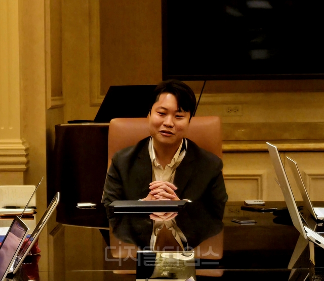 이재성 트웰브랩스 대표가 1일(현지시간) 미국 라스베이거스에서 열린 ‘AWS 리인벤트 2025’ 행사에서 인터뷰하고 있다. 임성원 기자