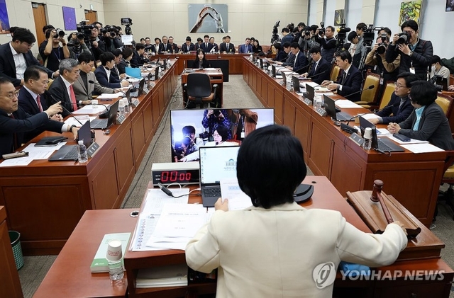 최민희 국회 과학기술정보방송통신위원장이 2일 서울 여의도 국회에서 열린 과학기술정보방송통신위원회의 쿠팡 개인정보 유출 사고 관련 현안질의에서 의사봉을 두드리고 있다. [연합뉴스]