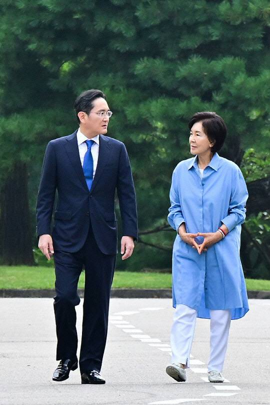 홍라희(오른쪽) 전 삼성미술관 리움 관장이 이재용 삼성전자 회장과 2023년 삼성화재 안내견학교 30주년 기념식에 참석했다. 삼성전자 제공