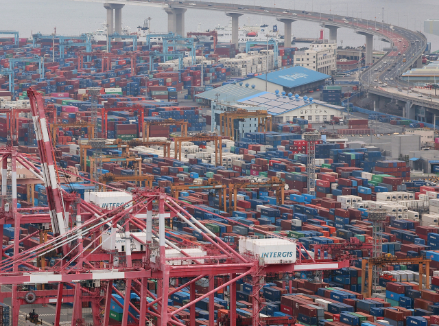 국내 최대 무역항 부산 감만항.[연합뉴스]
