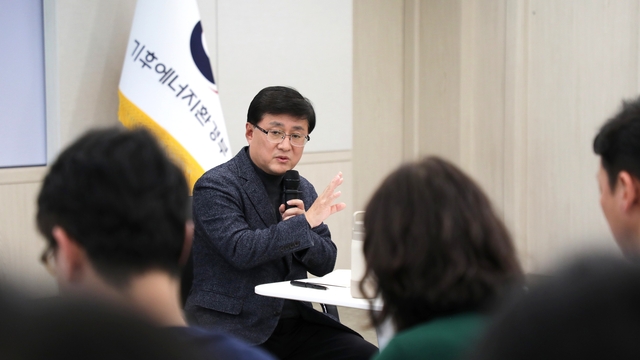 김성환 기후에너지환경부 장관이 1일 정부세종청사에서 기후부 출입 기자간담회를 하고 있다. [기후부 제공]