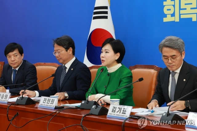 더불어민주당 ‘사법 불신 극복 및 사법행정 정상화 태스크포스(TF)’ 단장인 전현희 의원(왼쪽에서 세 번째)이 2일 서울 여의도 국회에서 열린 사법행정 개혁안 보고회에서 발언하고 있다. [연합뉴스]