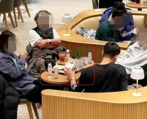 스타벅스서 치킨·소주 먹고 마신 중국인 관광객