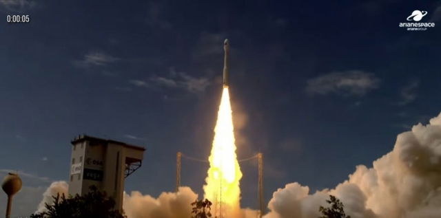 2일 오전 남미 프랑스령 기아나 쿠루 우주센터에서 아리안스페이스 베가-C에 탑재돼 발사되는 아리랑 7호. 아리안스페이스 유튜브 화면 캡처.