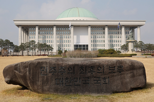 [짚어봅시다] 계엄 1년 거리 나서는 李대통령… 찢겨져만가는 대한민국
