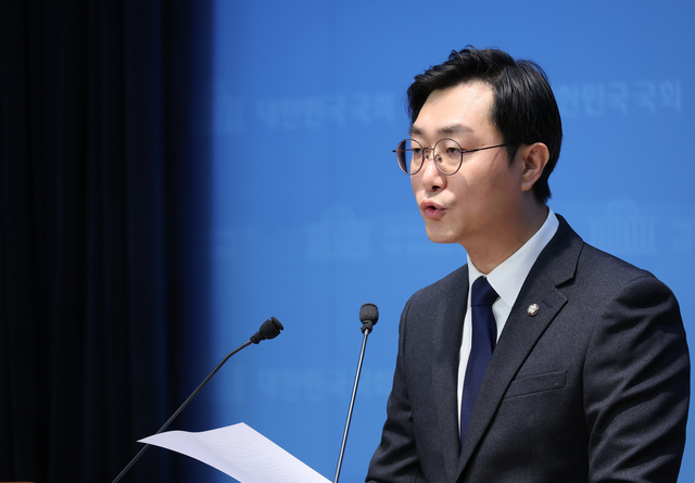장경태 더불어민주당 의원이 지난달 30일 서울 여의도 국회 소통관에서 자신의 성추행 의혹 보도 등과 관련해 입장을 밝히는 기자회견을 하고 있다. [연합뉴스]