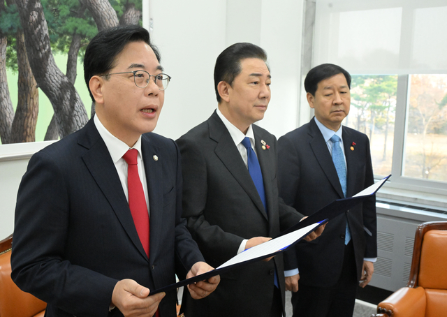 김병기 더불어민주당 원내대표(가운데), 송언석 국민의힘 원내대표(왼쪽), 구윤철 부총리 겸 기획재정부 장관이 2일 서울 여의도 국회에서 2026년도 예산안 처리를 위한 합의문을 발표하고 있다. [연합뉴스]