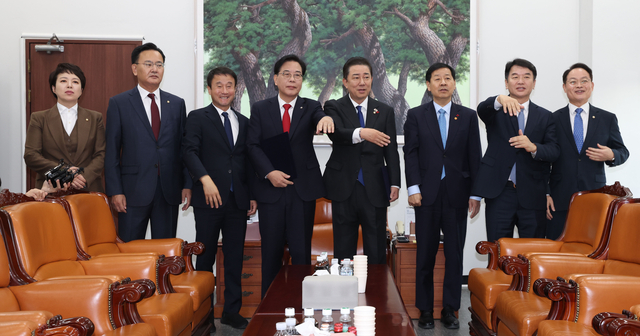 김병기 더불어민주당 원내대표, 송언석 국민의힘 원내대표, 구윤철 부총리 겸 기획재정부 장관이 2일 서울 여의도 국회에서 2026년도 예산안 처리를 위한 합의문에 서명을 마치고 기념 촬영하고 있다. [연합뉴스]