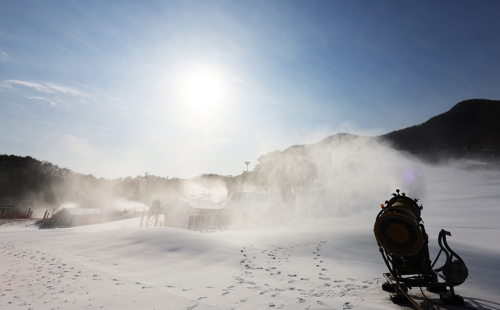 추위가 찾아온 3일 경기도 이천시 지산포레스트리조트 스키장에서 제설기가 인공눈을 뿌리고 있다. [이천=연합뉴스]