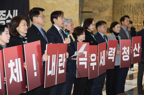 계엄 1년에…조국 “국힘·尹어게인 무리, 좀비처럼 돌아다녀, 선거서 차례차례 격퇴”