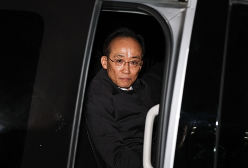 12·3 비상계엄 당시 국민의힘 원내대표 지위를 이용해 의원들의 계엄 해제 표결 참여를 방해한 혐의를 받는 국민의힘 추경호 의원이 2일 서울 서초구 서울중앙지방법원에서 열린 구속 전 피의자 심문(영장실질심사)을 마친 뒤 법정을 나서고 있다.  [연합뉴스]