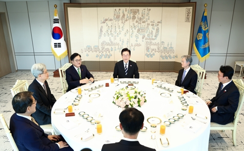 이재명 대통령이 3일 용산 대통령실에서 열린 5부 요인 초청 오찬 간담회에서 발언하고 있다. 가운데를 기준으로 시계방향으로 이재명 대통령, 조희대 대법원장, 김민석 국무총리, 이규연 홍보소통수석, 노태악 중앙선거관리위원장, 김상환 헌법재판소장, 우원식 국회의장. [연합뉴스]