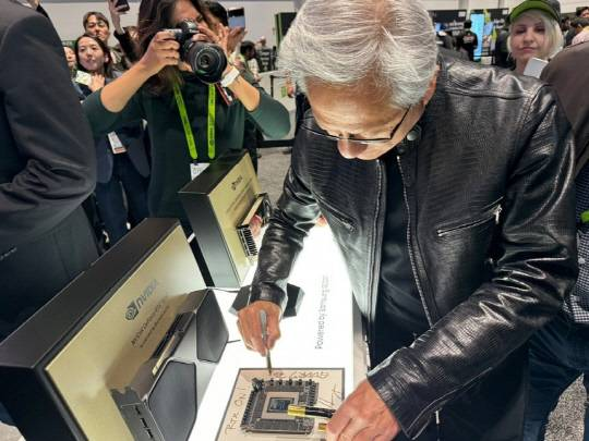 젠슨 황 엔비디아 최고경영자(CEO)가 지난 3월 미 워싱턴 DC에서 열린 연례 개발자 콘퍼런스 GTC 2025에서 삼성전자 부스를 방문해 GDDR7에 친필 서명을 하고 있다. 연합뉴스
