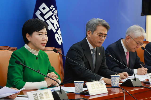 더불어민주당 사법불신 극복 및 사법행정 정상화 태스크포스(TF) 단장인 전현희 의원이 2일 서울 여의도 국회에서 열린 사법행정 개혁안 보고회에 참석해 발언하고 있다. [연합뉴스]