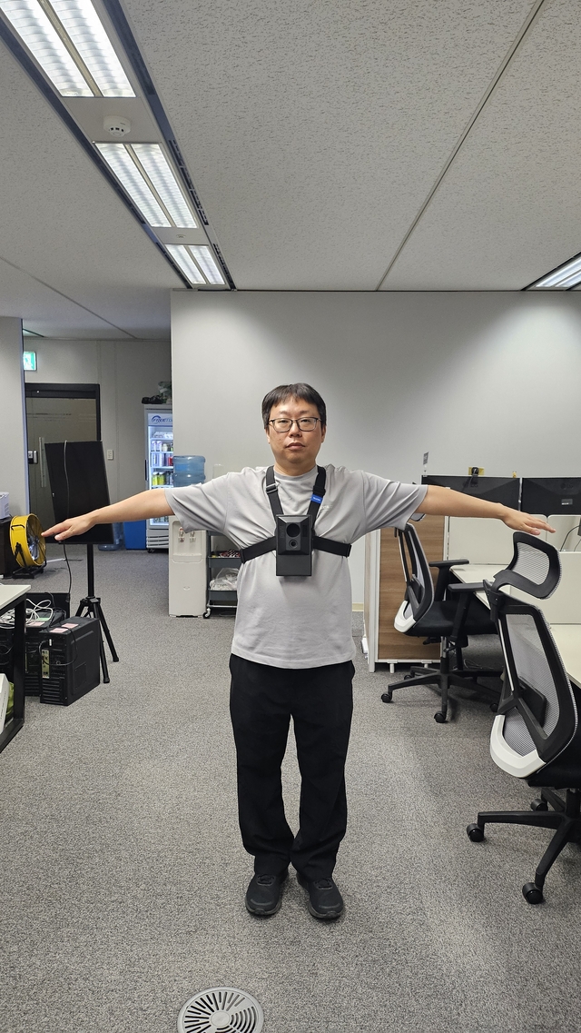 인공지능 기반 시각장애인 보행 보조기기(페이크아이즈 제공)