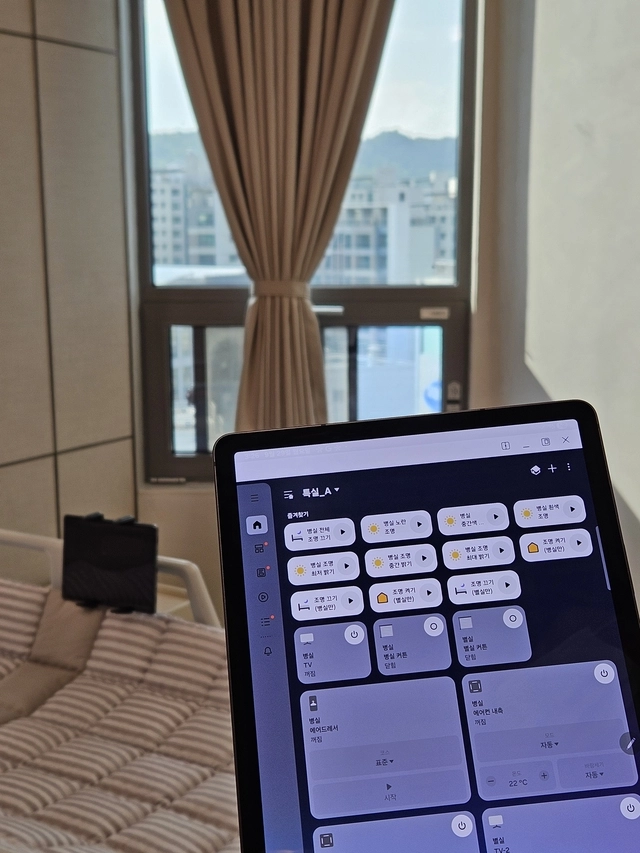 강북삼성병원 스마트 VIP 병동에서 태블릿으로 스마트 병동 시스템을 조정하는 모습 (사진 제공=아카라라이프)