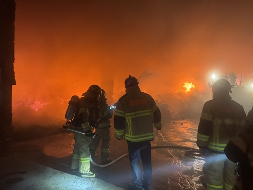 4일 오후 제주시 노형동의 한 자원순환관리시설 화재 현장에서 소방대원들이 진화 작업을 벌이고 있다. [제주도 소방안전본부 제공]