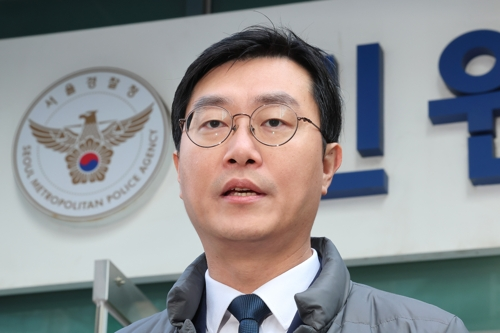 장경태 더불어민주당 의원이 지난 2일 자신을 성추행 의혹으로 고발한 고소인을 무고 및 폭행 등으로 고소·고발하기 위해 서울경찰청 민원실을 방문한 뒤 나와 입장을 설명하고 있다.   [연합뉴스]