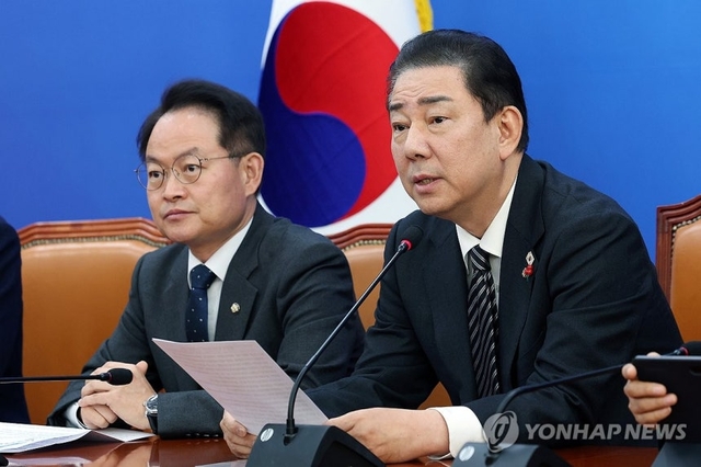 김병기(오른쪽) 더불어민주당 원내대표가 4일 서울 여의도 국회에서 열린 정책조정회의에서 발언하고 있다. [연합뉴스]