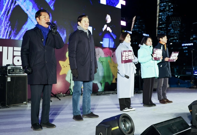 (맨 왼쪽부터) 정청래 더불어민주당 대표, 조국 조국혁신당 대표, 김재연 진보당 상임대표, 용혜인 기본소득당 대표, 한창민 사회민주당 대표가 3일 서울 영등포구 국회의사당 정문 앞에서 열린 ‘12·3 내란·외환 청산과 종식, 사회 대개혁 시민 대행진’ 집회에서 발언하고 있다. [연합뉴스]