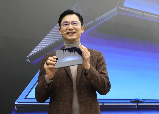 임성택 삼성전자 한국총괄장 부사장이 2일 서울 삼성 강남에서 열린 '삼성전자 갤럭시Z 트라이폴드 출시 미디어데이'에서 갤럭시Z 트라이폴드를 들어 보이고 있다. 연합뉴스 제공
