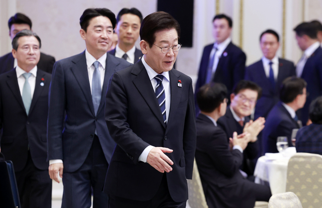 이재명 대통령이 4일 청와대 영빈관에서 열린 산업 역군 초청 오찬 행사에 입장하고 있다.연합뉴스