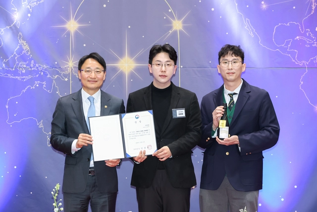 2025 K-SUUL AWARD 수상업체 내외디스틸러리㈜농업회사법인 / (좌측부터) 임광현 국세청장, 최영웅 대표, 김태건 이사