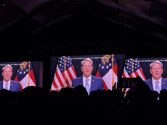 브라이언 켐프 미국 조지아 주지사가 5일 경기 용인시 비전스퀘어에서 열린 ‘기아 80주년 기념행사’에서 영상을 통해 축하를 전했다. 임주희 기자
