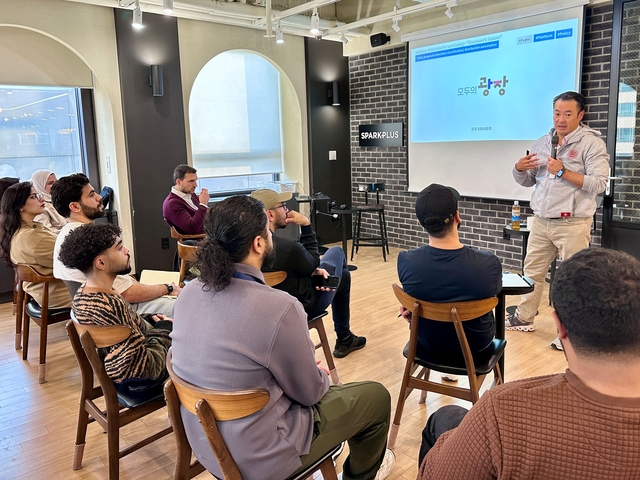 이한주 베스핀글로벌 창업자가 사우디 스타트업 대표 20인에게 AI 국민 소통 플랫폼 ‘모두의 광장’ 성공사례를 소개하고 있다. 베스핀글로벌 제공