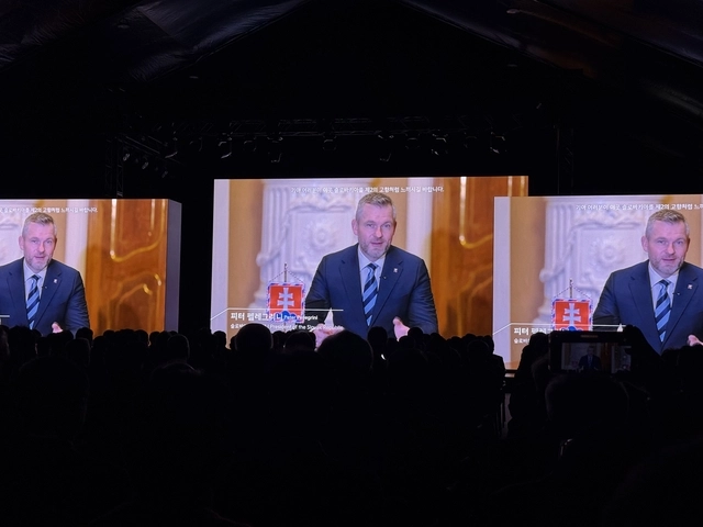 페테르 펠레그리니 슬로바키아 대통령이 5일 경기 용인시 비전스퀘어에서 열린 ‘기아 80주년 기념행사’에서 영상을 통해 축하를 전했다. 임주희 기자