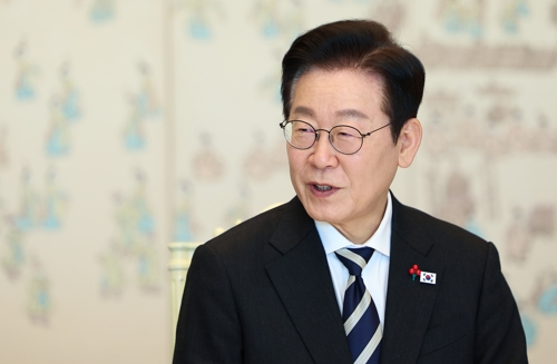 李대통령 지지율 62%…취임 6개월 역대 3위