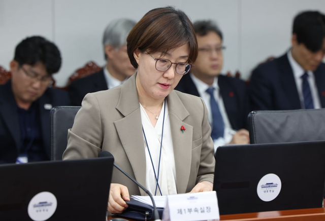 김현지 대통령비서실 제1부속실장이 4일 서울 용산 대통령실 청사에서 열린 수석보좌관회의에 참석하고 있다. [대통령실사진기자단]