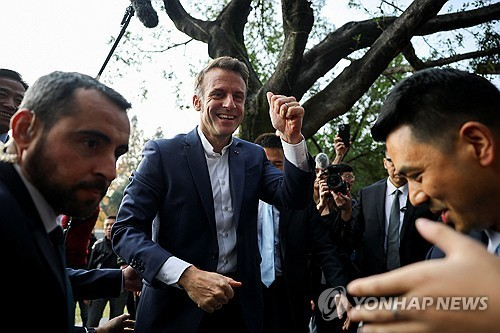 쓰촨대 찾은 마크롱 대통령 [로이터=연합뉴스]