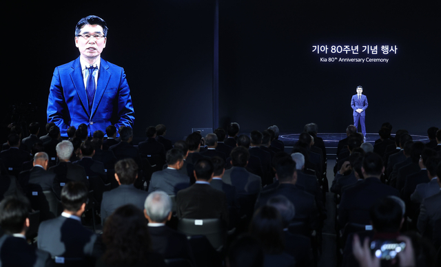 송호성 기아 사장이 5일 경기 용인시 비전스퀘어에서 열린 ‘기아 80주년 기념행사’에서 인사말을 전하고 있다. 연합뉴스