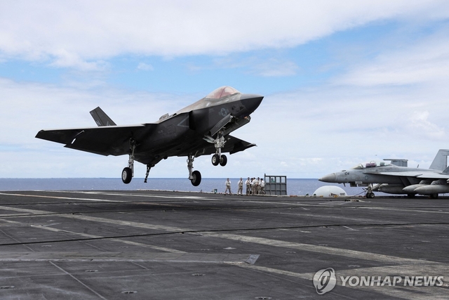 함상에 내리는 미국 F-35 전투기. [연합뉴스]